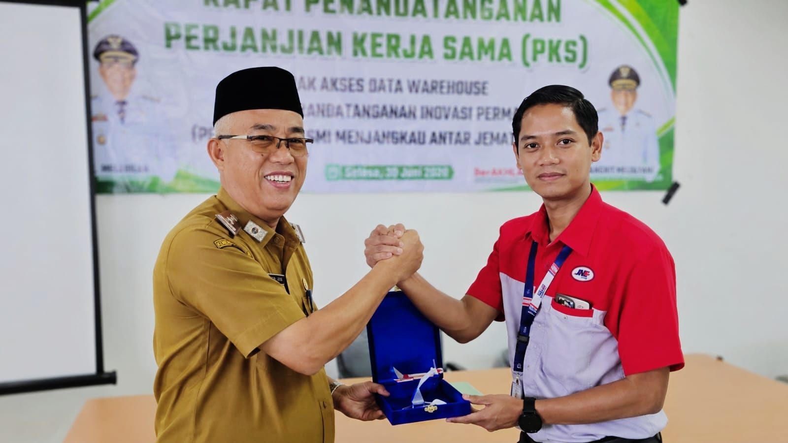 JNE Lampung Dukung Inovasi PERMATA Pemkab Pesisir Barat,  Dokumen Kependudukan Kini Dapat Diantar Langsung ke Rumah Warga