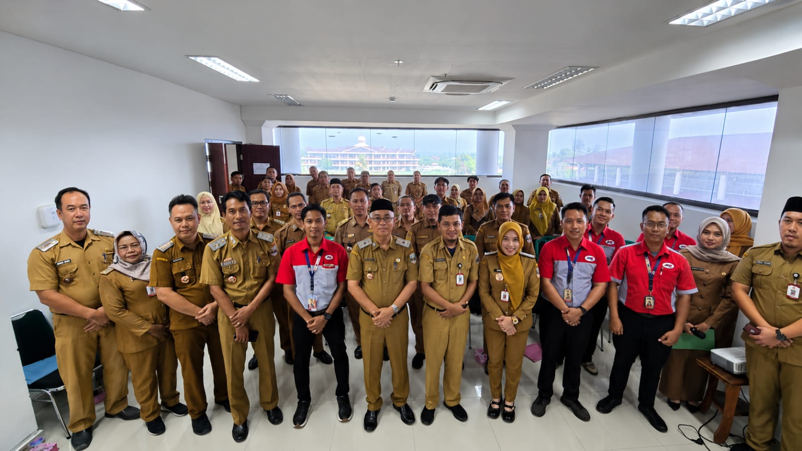 Foto bersama sebagai penutup rangkaian kerja sama JNE Lampung dengan Pemerintah Kabupaten Pesisir Barat, sekaligus mempererat hubungan dan memperkuat kolaborasi.