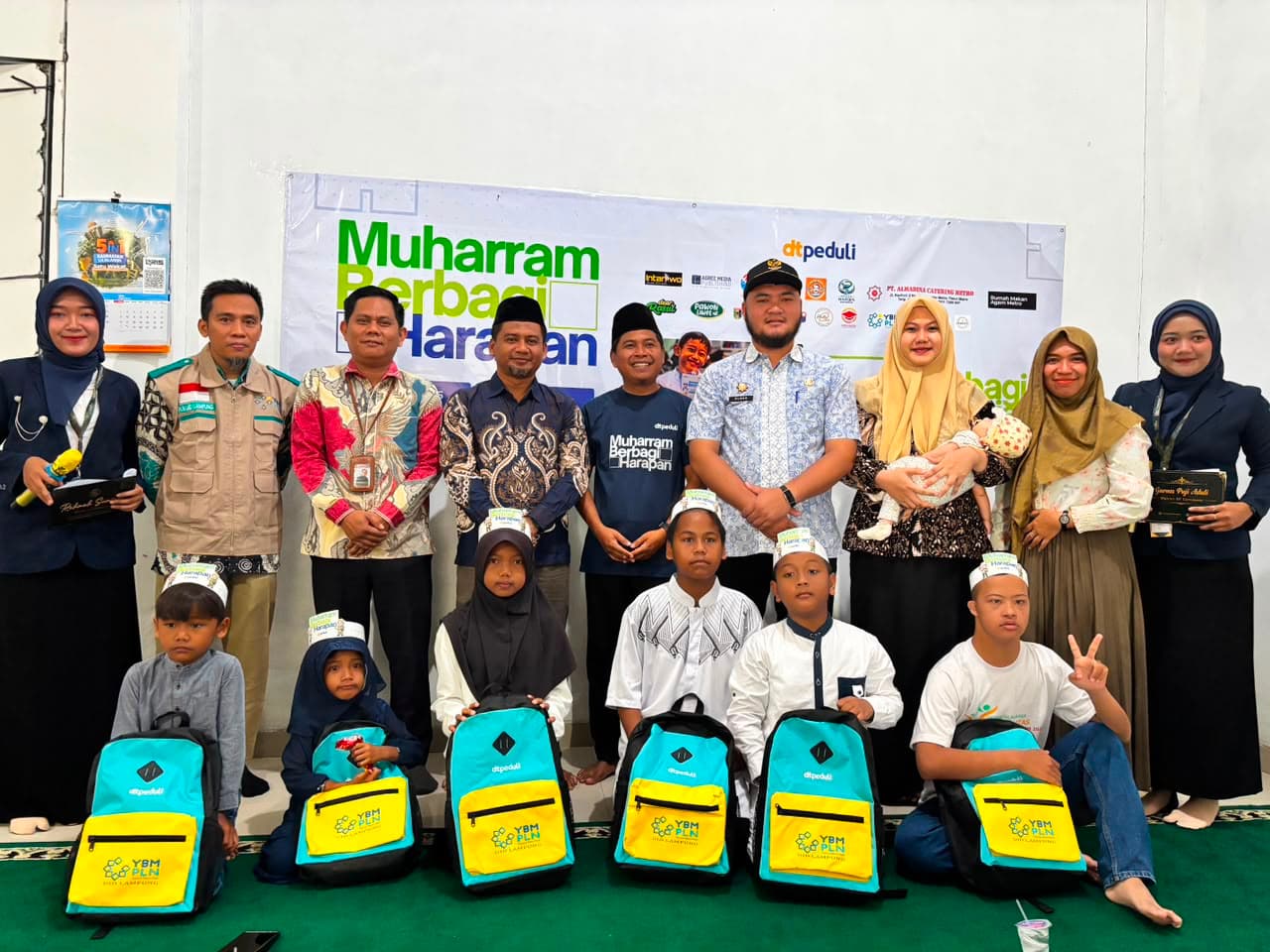 Peringati Hari Anak Nasional, YBM PLN dan DT Peduli Salurkan Perlengkapan Sekolah bagi 50 Anak Yatim di Metro