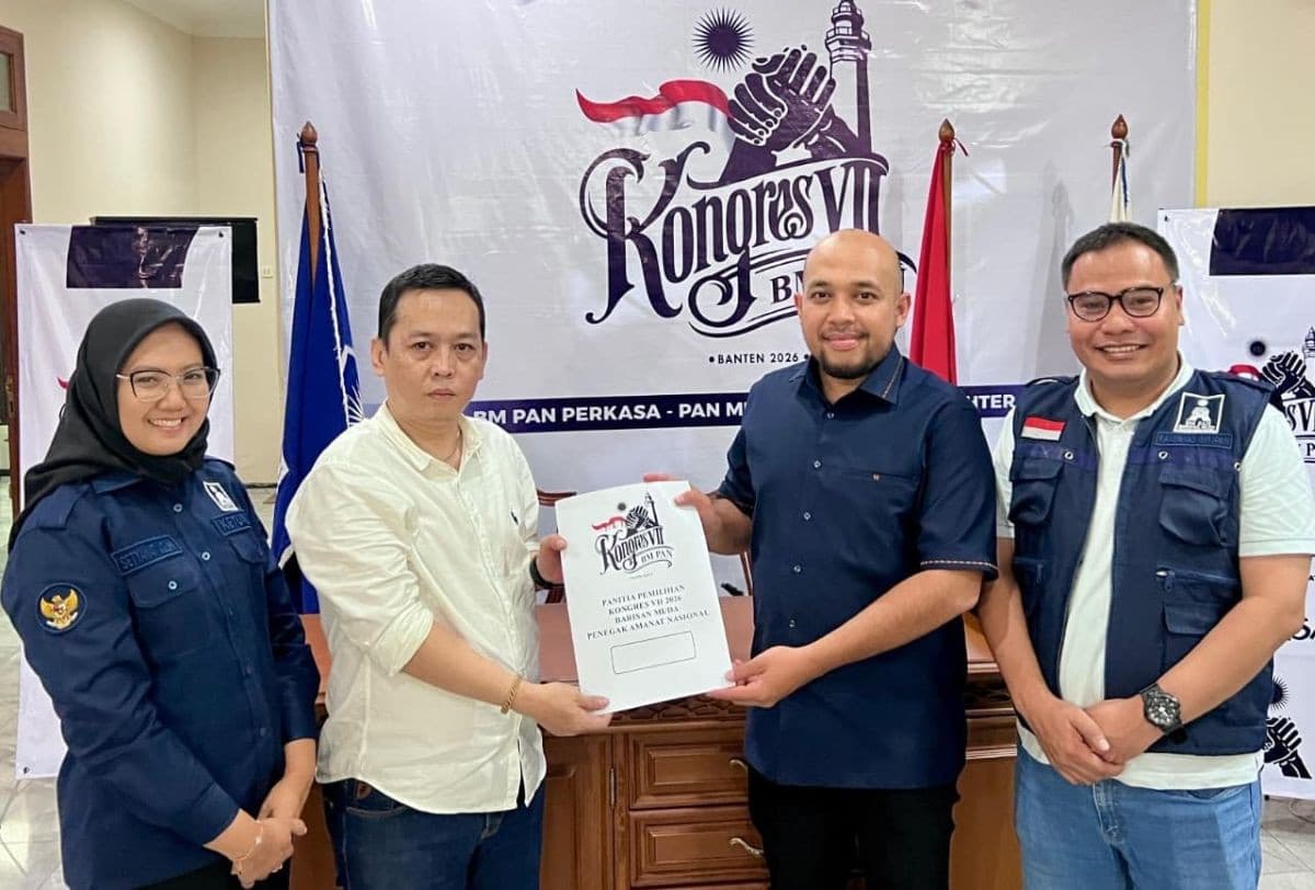 Ketua DPW BM PAN Sumatera Utara Mora Harahap (dua kari kanan) saat menyerahkan formulir pendaftaran di sekretariat Kongres VII BM PAN.