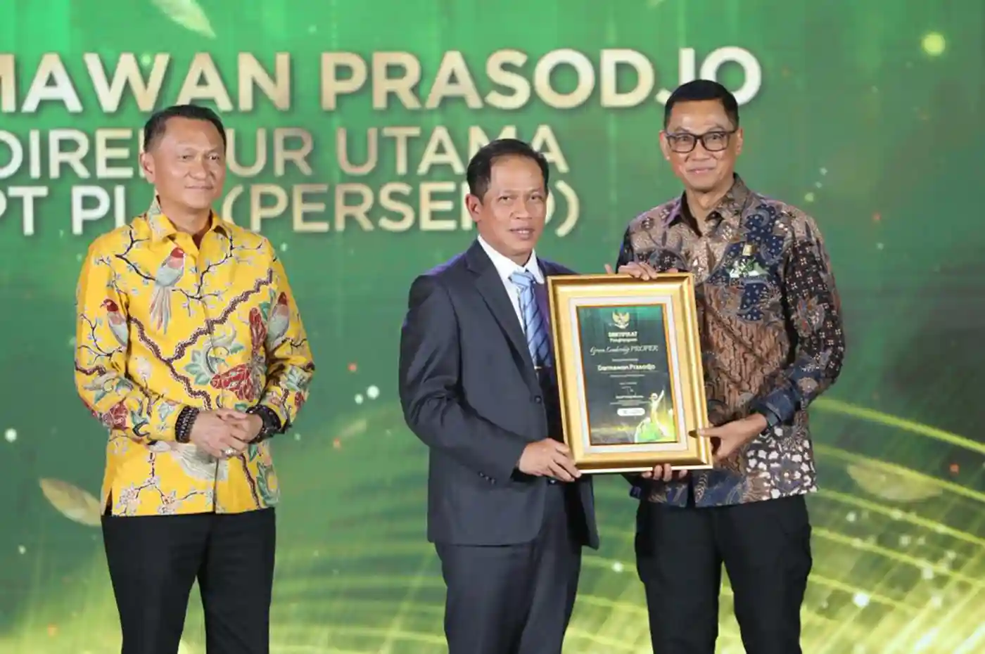 Dirut PLN Darmawan Prasodjo Raih Penghargaan Green Leadership, PLN Borong 11 PROPER Emas KLH 2025