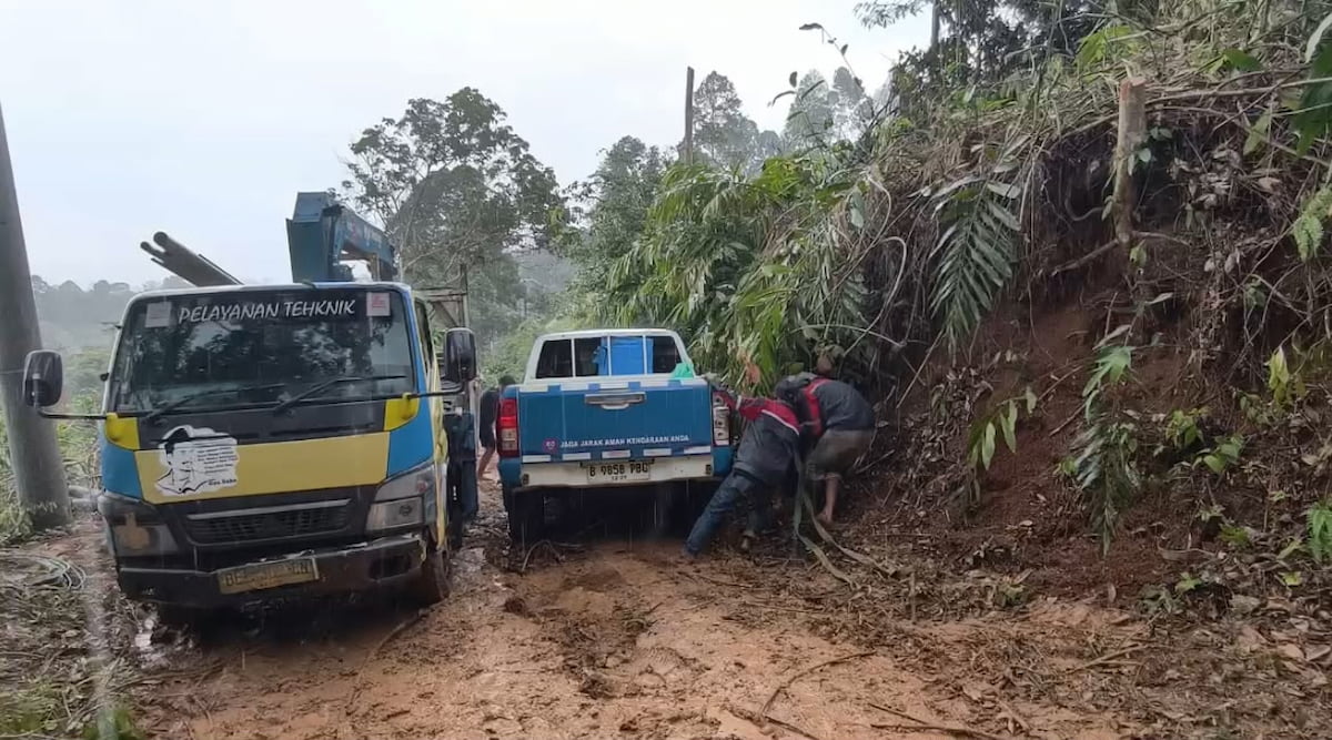 Potret perjuangan petugas PLN menembus medan yang menantang, demi menghadirkan akses listrik hingga ke pelosok desa.