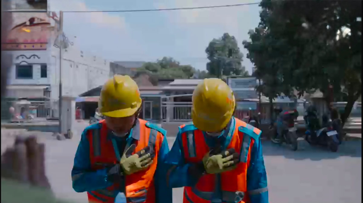 Dengan semangat melayani sepenuh hati, petugas PLN siap membantu pelanggan mulai dari proses pengajuan hingga penyelesaian tambah daya, sebagai wujud komitmen menghadirkan pelayanan terbaik bagi masyarakat.