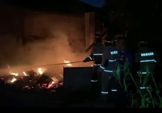 Rumah Tukang Ojek di Rajabasa Ludes Terbakar