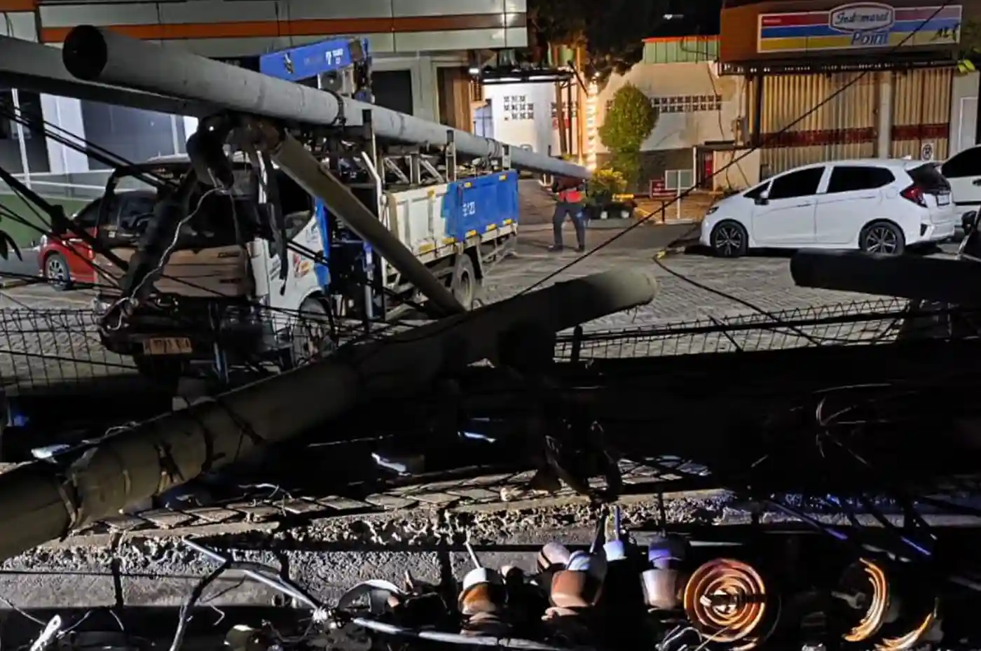 Tiang Listrik Tertabrak Truk, PLN Gerak Cepat Pulihkan Pasokan di Sekitar RS Immanuel