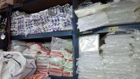 Kenaikan harga plastik hingga 50 persen membuat pedagang menjerit.