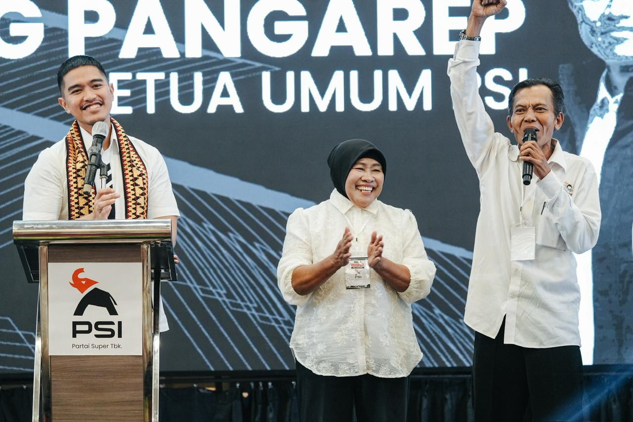 Kaesang Pangarep memberikan arahan dalam Rakerwil dan Pelantikan Pengurus DPW PSI Lampung di Hotel Emersia Bandar Lampung, Minggu (19/4/2026).