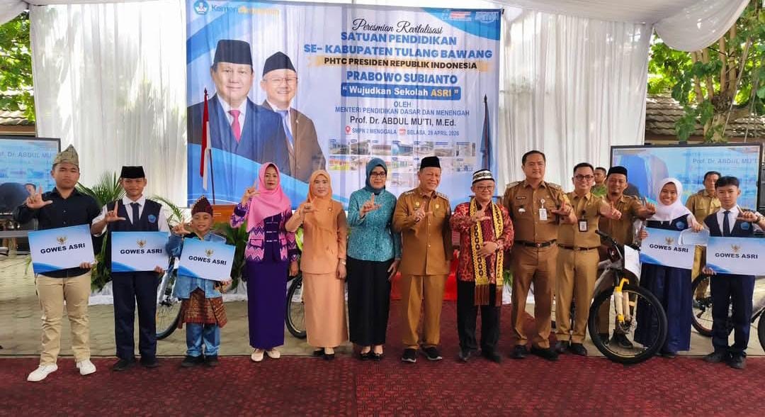 Mendikdasmen Abdul Mu'ti mengunjungi SMPN 2 Menggala untuk meresmikan program revitalisasi sekolah di Kabupaten Tulangbawang.