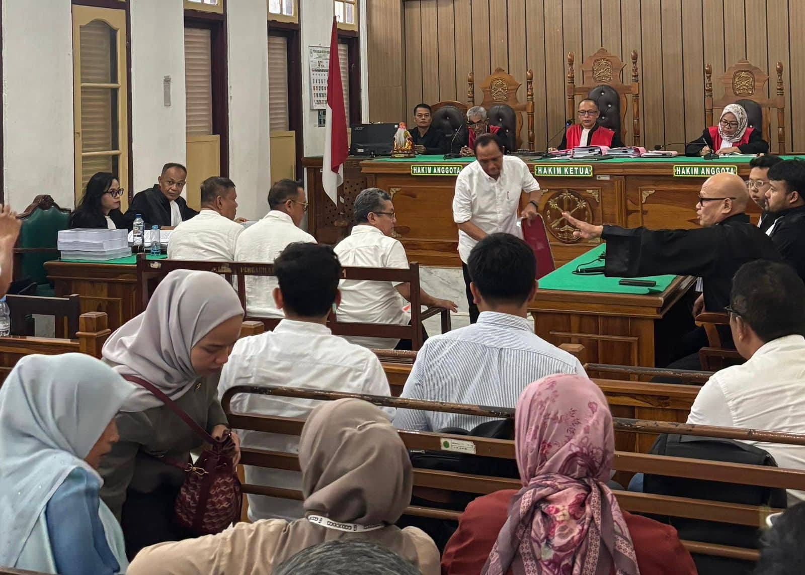 Jaksa Penuntut Umum (JPU) menuntut mantan Direktur PTPN II, Irwan Perangin Angin, dengan hukuman 1 tahun 6 bulan penjara di Pengadilan Tipikor pada Pengadilan Negeri Medan, Rabu (13/5/2026).