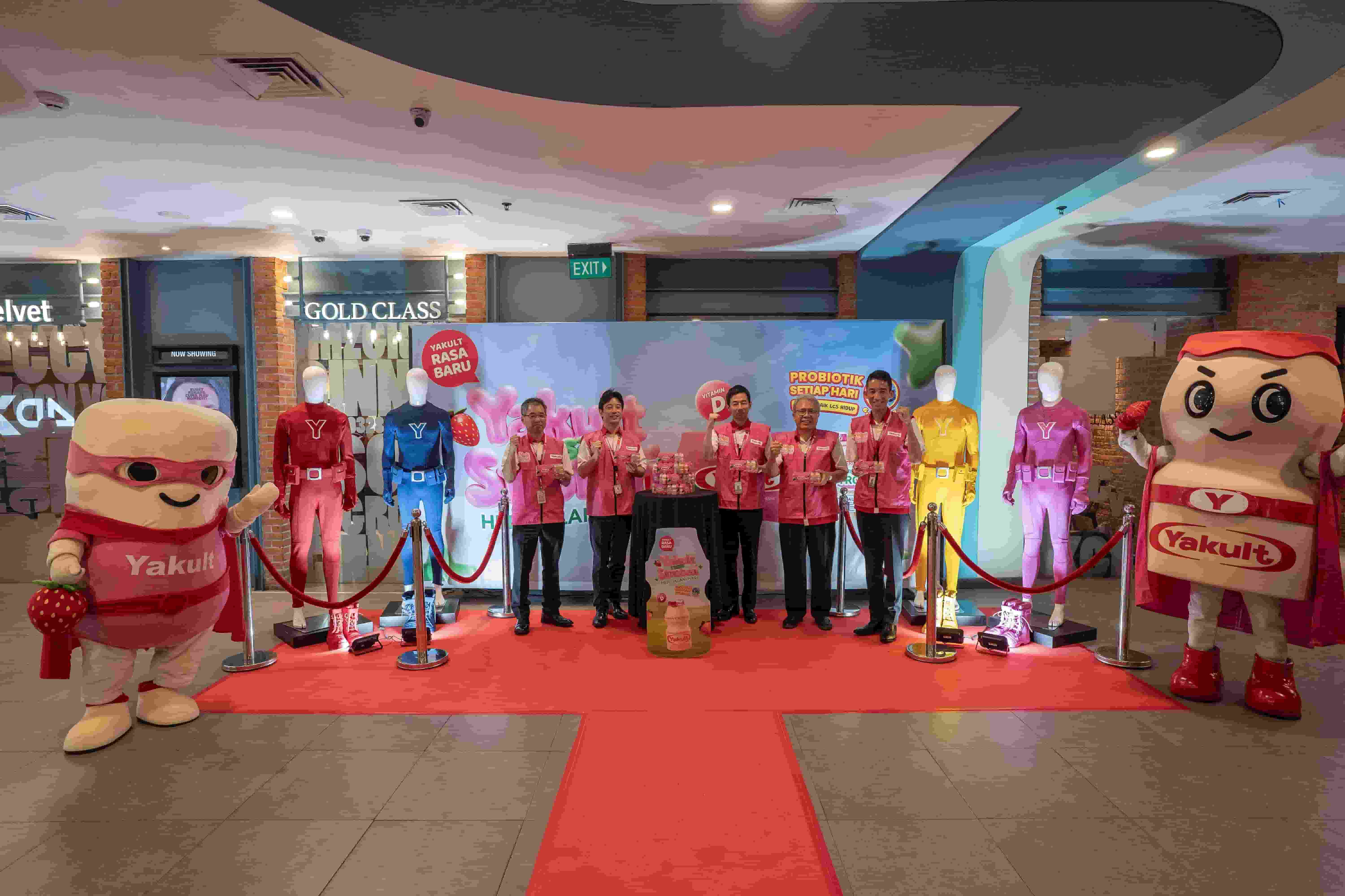PT Yakult Indonesia Persada resmi memperkenalkan varian terbaru minuman probiotik Yakult rasa stroberi di Jakarta, Minggu 25 Mei 2026.